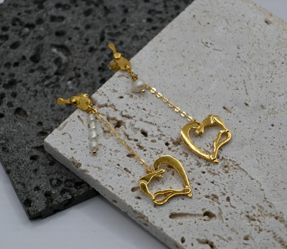 gold plated earrings with freshwater pearls and hanging hearts, hearts charms earrings, charms in heart shape, long earrings, handmade gold designs, handmade gold creations.