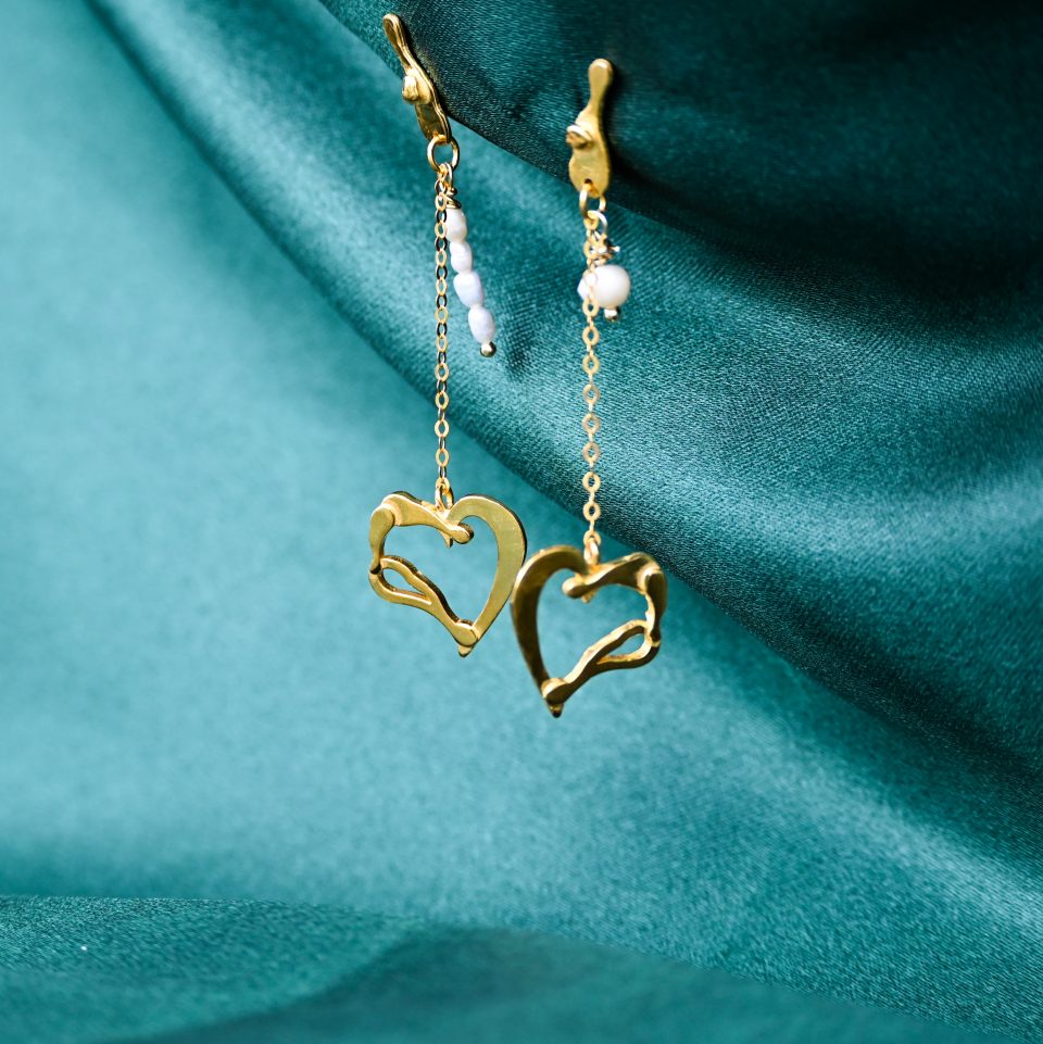 gold plated earrings with freshwater pearls and hanging hearts, hearts charms earrings, charms in heart shape, long earrings, handmade gold designs, handmade gold creations.