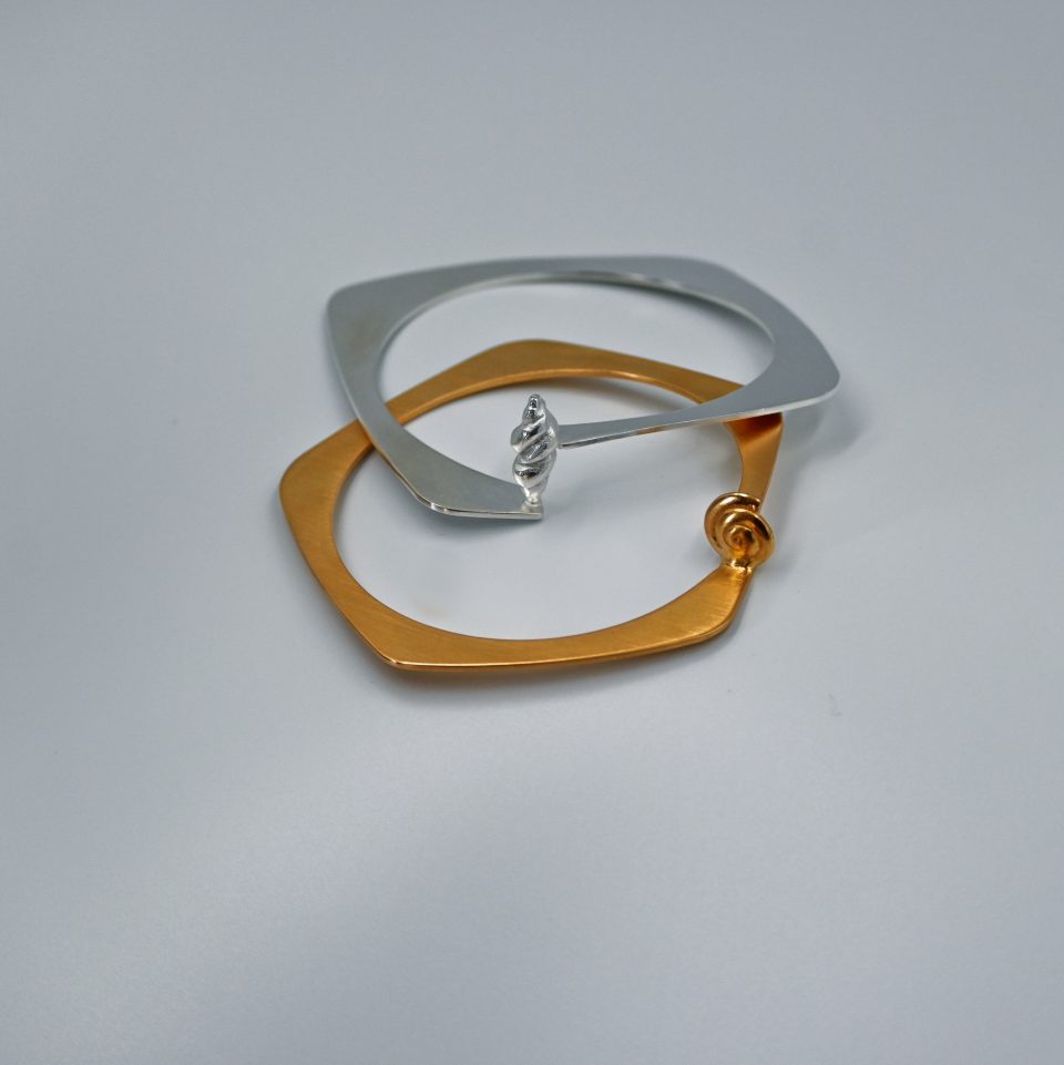 handmade silver plated brass bracelet with seashell, handmade greek silver plated brass bracelet with seashell, handmade summer silver plated brass bracelet with seashell, handmade bracelet for greek summer, handmade silver plated brass creation with seashell for summer.