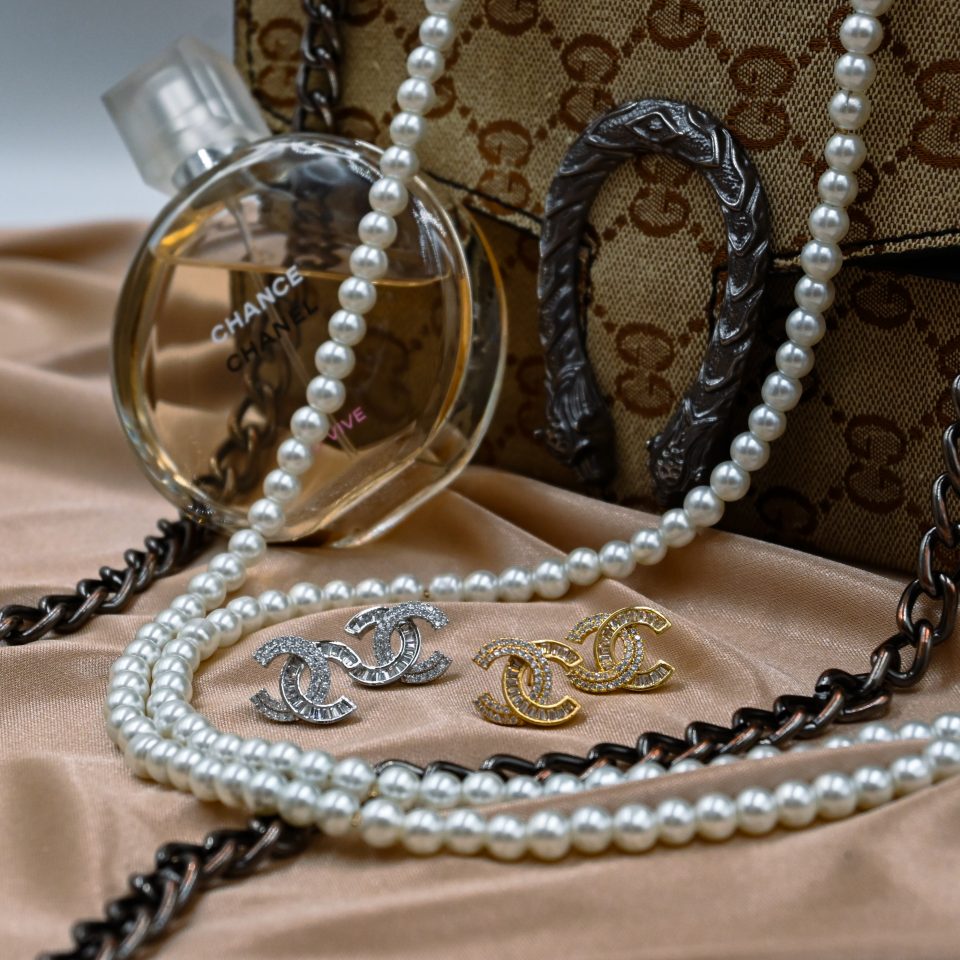 Χρυσά, Vintage τύπου chanel σκουλαρίκια από ανοξείδωτο ατσάλι. Κοσμούνται με λαμπερά ζιργκόν. Διαθέτουν υποαλλερικό καρφωτό κούμπωμα από ατσάλι.