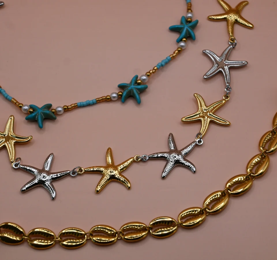 Summer Starfish Choker Necklace made of stainless steel with starfishes in mix of silver and gold color. The perfect necklace to create the hottest summer layerings. A women's summer jewelry for every day.