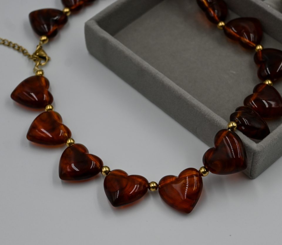 Heart Tartaruga Resin Necklace featuring chunky heart-shaped resin stones in tortoiseshell tones and a gold-plated steel chain — a bold, trendy statement necklace for women.