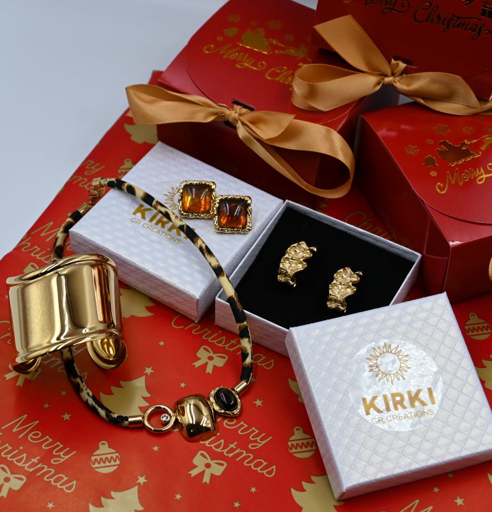 Discover 7 festive jewelry pieces and our Christmas offer: choose any 4 jewelry items for only €25, packed in a magical red Santa gift box—ready for the tree.