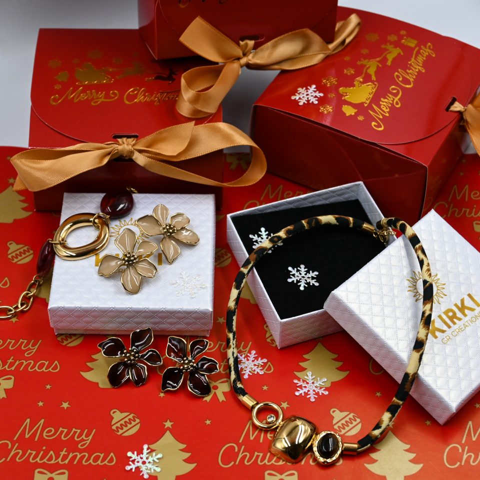 Discover 7 festive jewelry pieces and our Christmas offer: choose any 4 jewelry items for only €25, packed in a magical red Santa gift box—ready for the tree.
