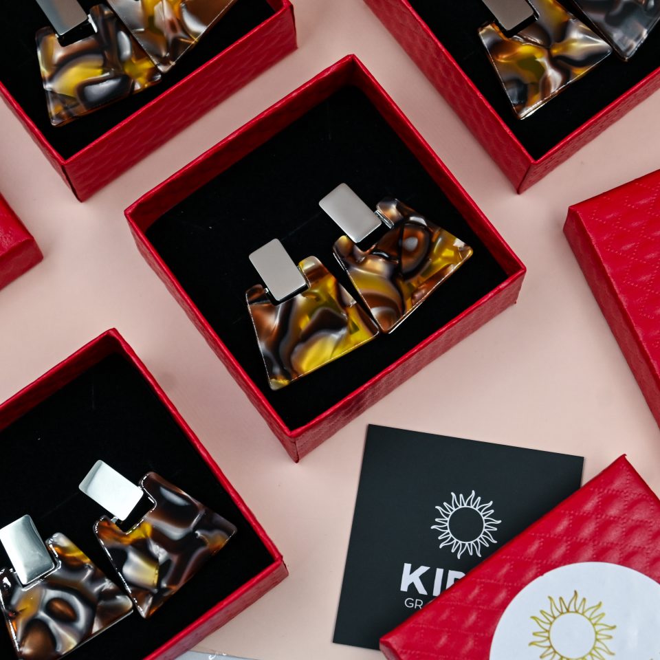 Boho chic handmade resin earrings with a tortoiseshell effect, combining geometric form with earthy elegance. A bold yet refined design for confident, modern women by kirki creations