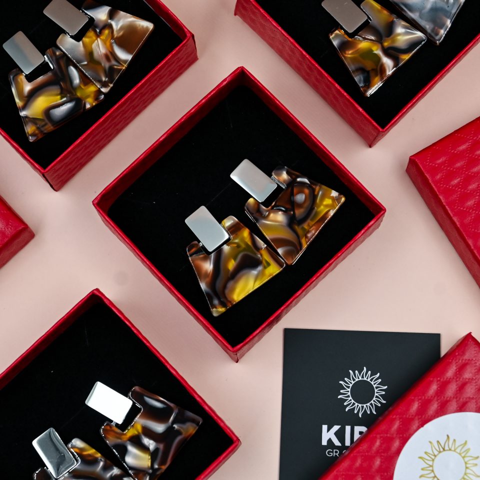 Boho chic handmade resin earrings with a tortoiseshell effect, combining geometric form with earthy elegance. A bold yet refined design for confident, modern women by kirki creations