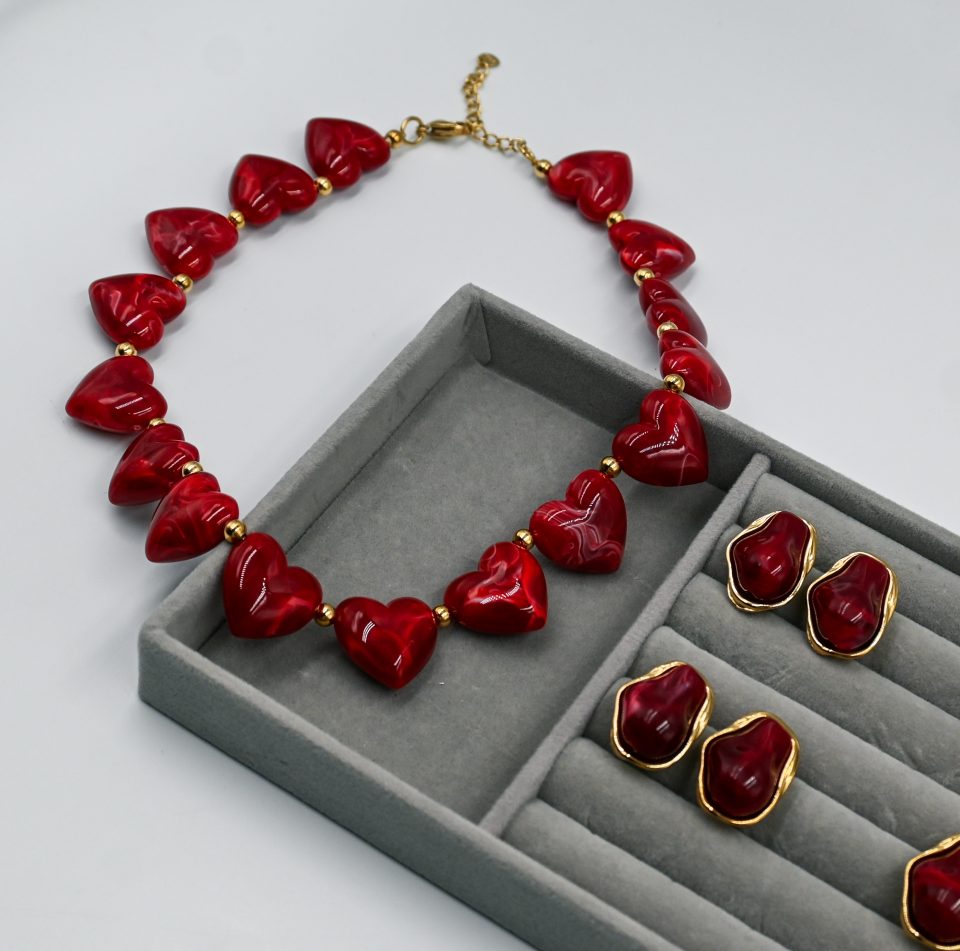 Stunning vintage necklace with red resin hearts and marble effect. Features a gold-plated steel chain that can be adjusted to a total length of 45 cm. Limited edition for Valentine's Day.