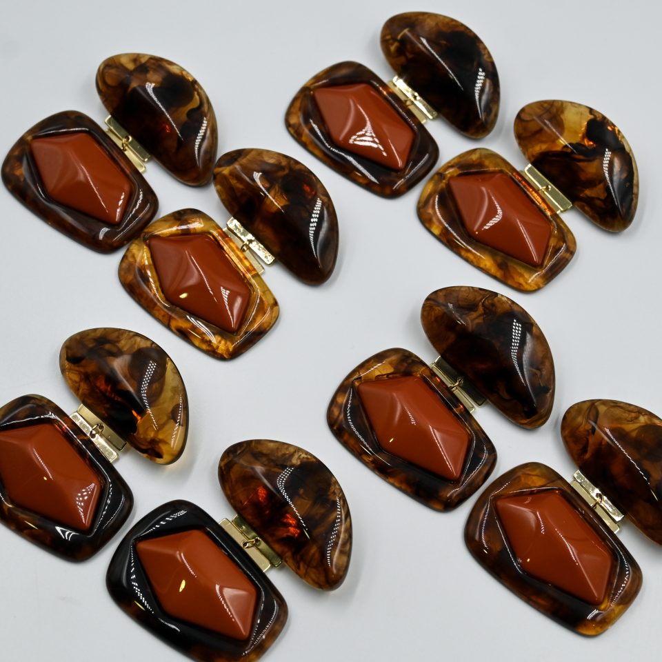 Handmade tartaruga-effect resin earrings with geometric shapes and warm terracotta tones. Handmade boho chic earrings for Leo, Aries and Sagittarius.