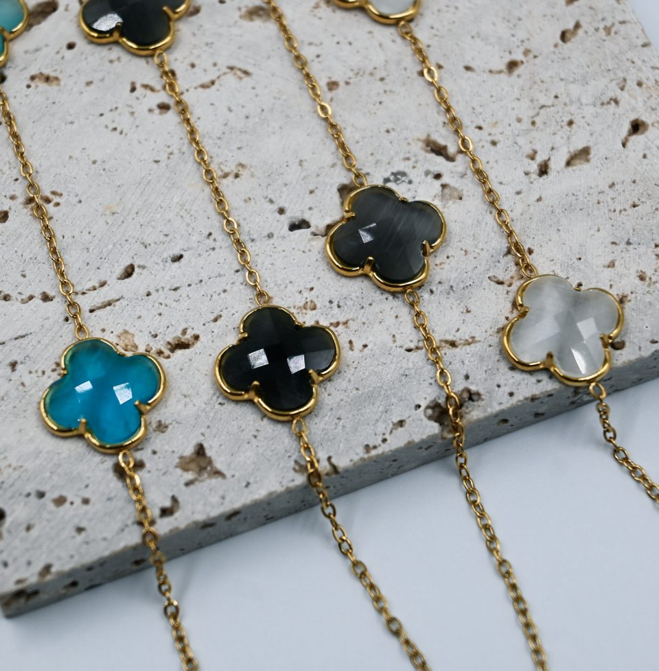Long 85cm gold-plated steel Lucky Clover necklace with crystal clovers in turquoise, black or white. Elegant, symbolic, and perfect for spring layering.