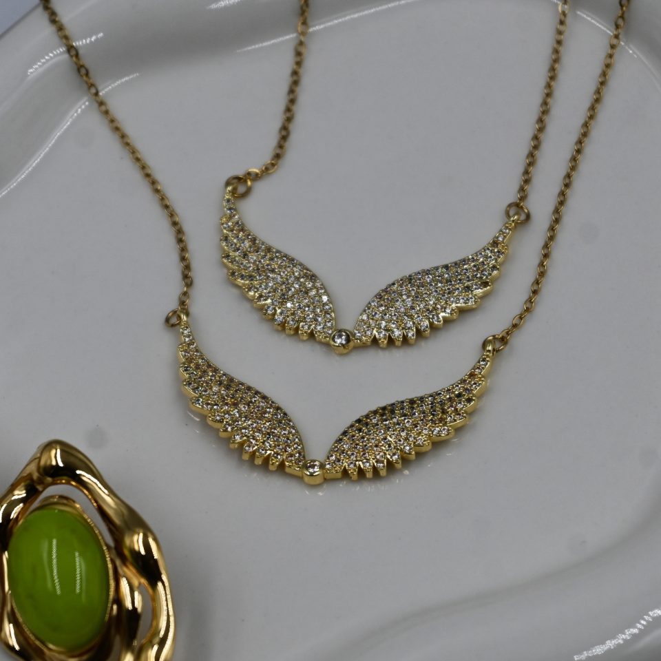 Viral Angel Wings Zircon Necklace in 18K gold-plated stainless steel. Sparkling zircon and angel-wing charm for layered or statement jewelry looks.