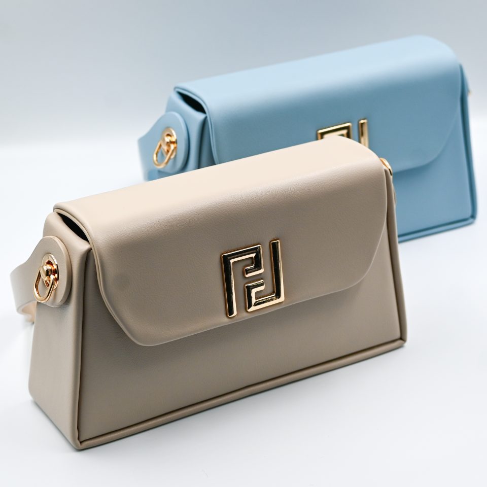Elegant Raffaello beige shoulder bag, made in Italy from high-quality leatherette. It features a detachable leather strap in the same beige shade as the bag and adjustable length. It is adorned with gold-tone metal details and a magnetic clasp.
