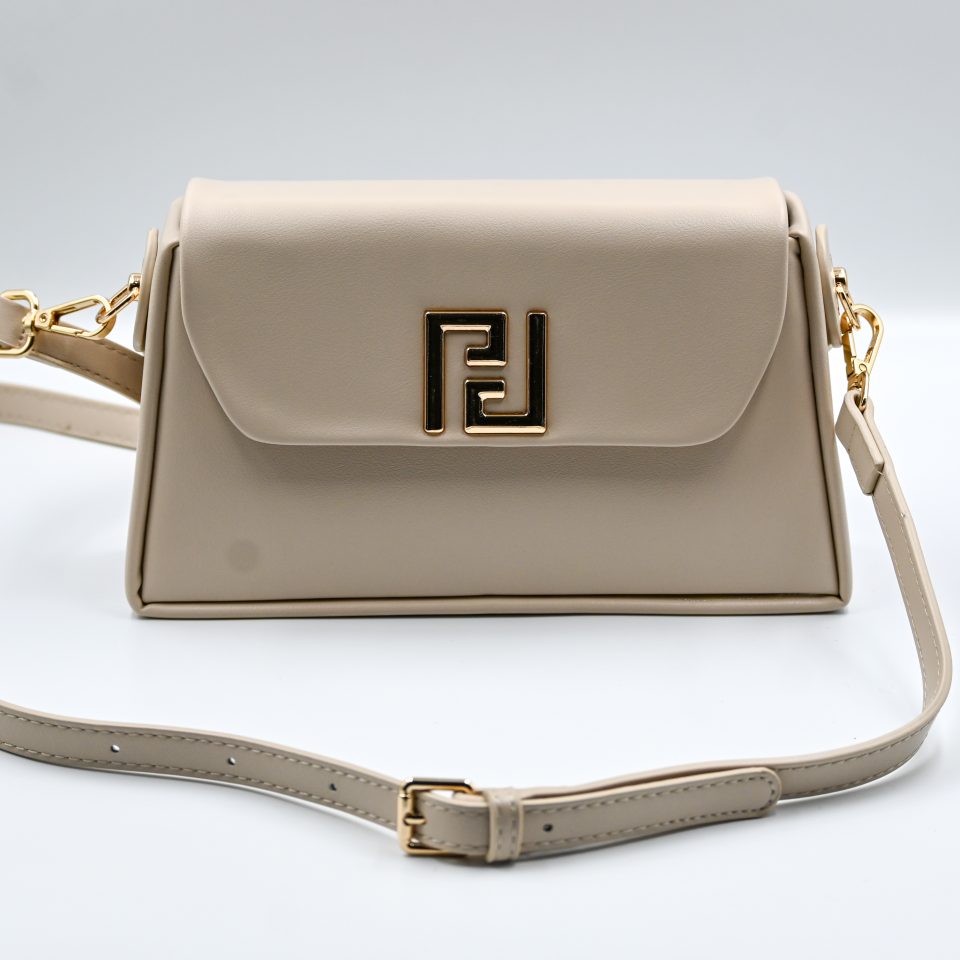 Elegant Raffaello beige shoulder bag, made in Italy from high-quality leatherette. It features a detachable leather strap in the same beige shade as the bag and adjustable length. It is adorned with gold-tone metal details and a magnetic clasp.