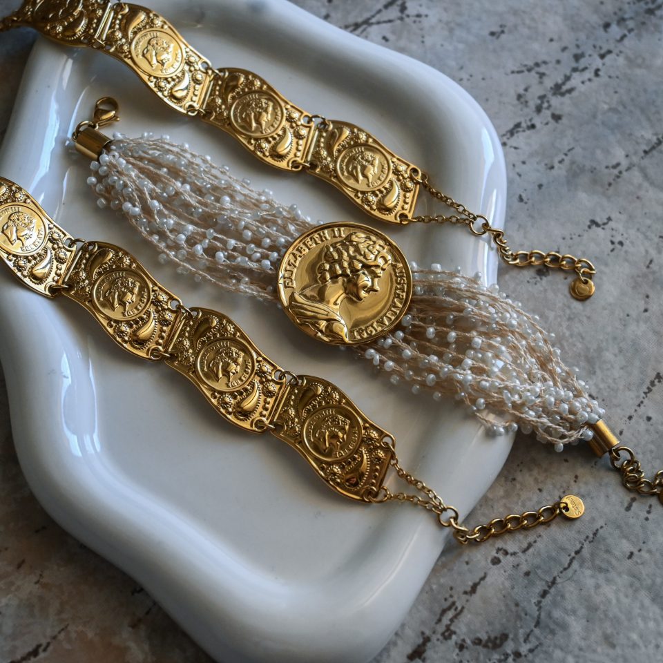 Gold coin beaded bracelet made of 18-karat gold-plated stainless steel, with silk thread and white beads. A boho-chic summer bracelet with personality and a unique character.