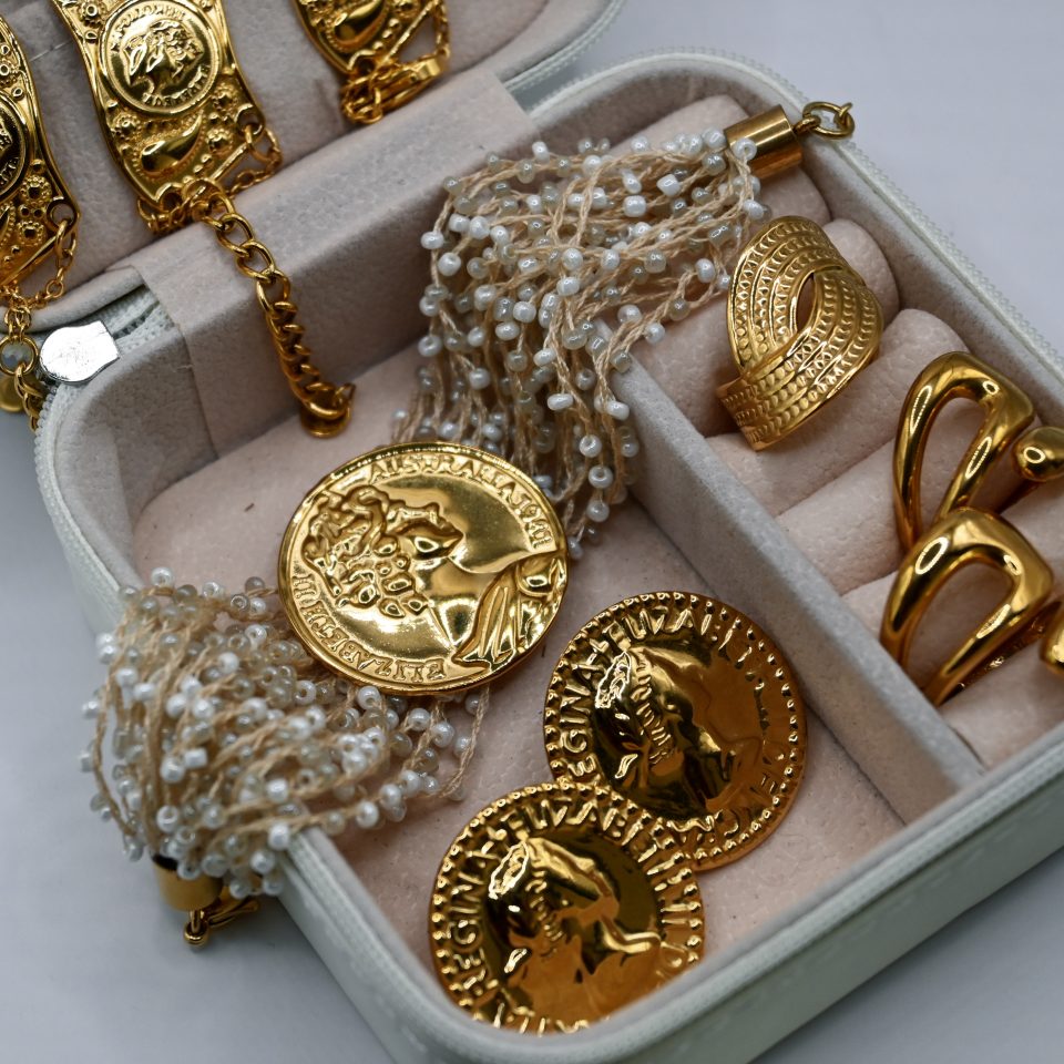 Gold coin beaded bracelet made of 18-karat gold-plated stainless steel, with silk thread and white beads. A boho-chic summer bracelet with personality and a unique character.